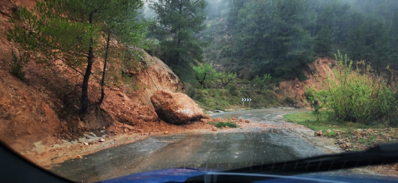 Las lluvias provocan desprendimientos y cortes en la red de carreteras regionales que dan acceso a las pedanas
