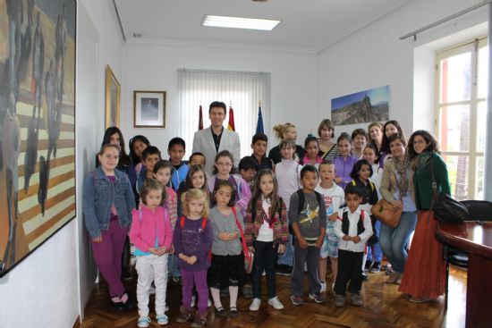 Los niños de El Cañarico y La Costera también visitan el Ayuntamiento 