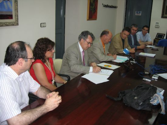 El Ayuntamiento de Alhama de Murcia firma convenios con la CAM para desarrollar un programa de microcrditos y para facilitar el acceso de viviendas a jvenes 
