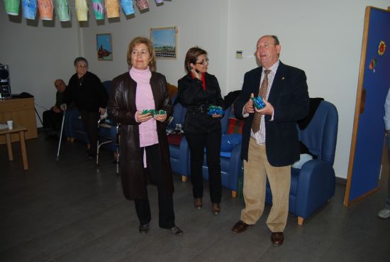 Esta maana el alcalde visitaba a los mayores de los centros municipales para desearles unas felices fiestas