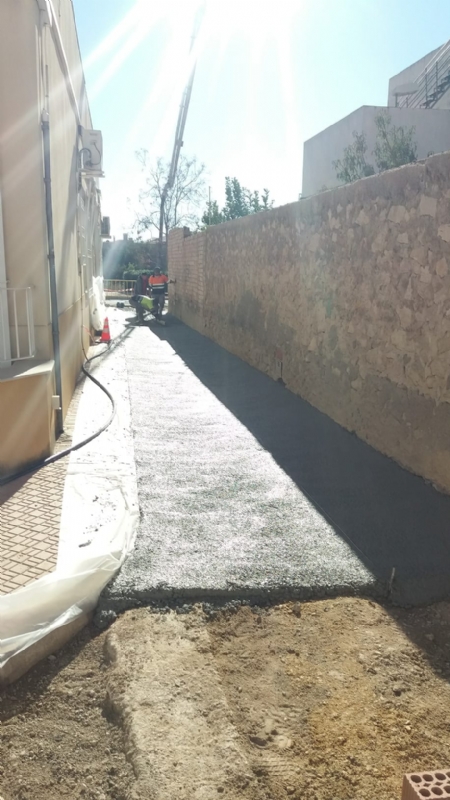Renovación del pavimento en el callejón de la prolongación de la calle Caravaca