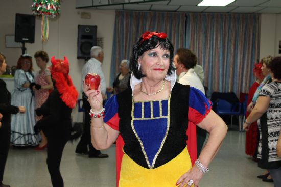 Los mayores celebran el Carnaval con disfraces y regalos