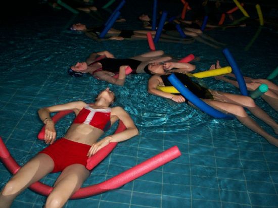 Curso de relajacin extrema en la piscina municipal