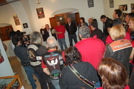 El Pósito acoge una exposición que conmemora los 20 años del Motoclub Custom Alhama