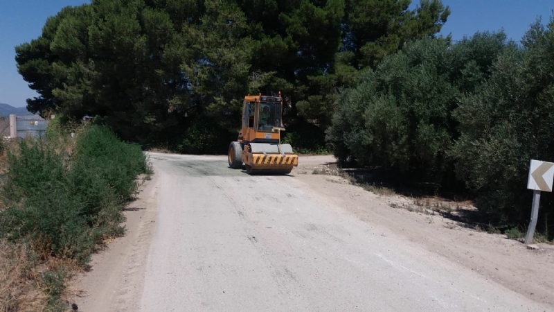 El Ayuntamiento repara los tramos más deteriorados del camino de la Pola