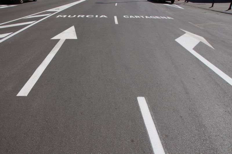 Repintado de marcas viales en varias calles de Alhama de Murcia