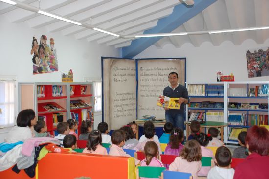 El Ayuntamiento de Alhama promociona la lectura a travs de la biblioteca pblica