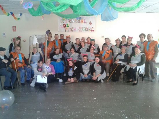 El Centro de Da de Mayores se une a la Escuela Infantil Los Cerezos para celebrar el Carnaval 