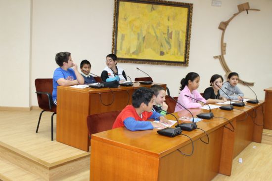 Niños del C.P. Virgen del Rosario celebran una sesión plenaria en el Consistorio 