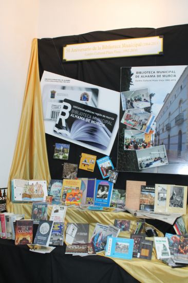 La Biblioteca celebra sus 50 aos con exposiciones de libros en la calle