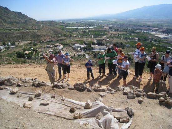 Gran participacin en la Visita Guiada al Yacimiento del Cerro del Castillo