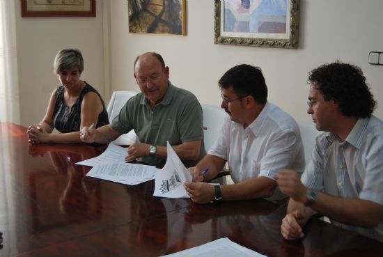 El Ayuntamiento de Alhama y la Asociacin de Comercio de la localidad firman un convenio de colaboracin