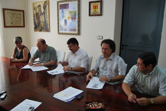 El Ayuntamiento de Alhama y la Asociacin de Comercio de la localidad firman un convenio de colaboracin