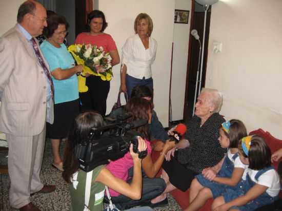 La alhameña Mª Mercedes Hernández celebra su 101 cumpleaños acompañada por el alcalde, Juan Romero Cánovas y la edil de Mayores, Soledad Tudela