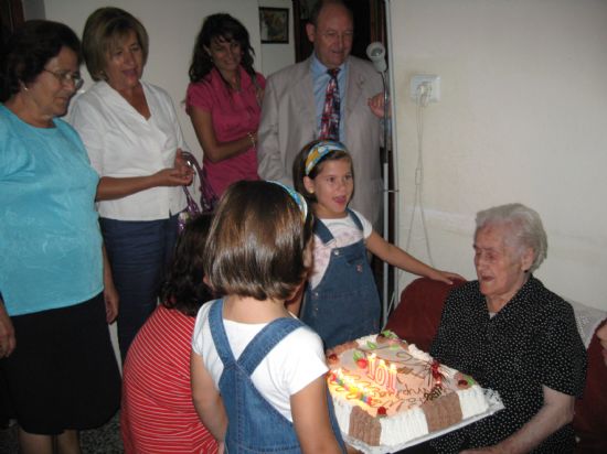 La alhameña Mª Mercedes Hernández celebra su 101 cumpleaños acompañada por el alcalde, Juan Romero Cánovas y la edil de Mayores, Soledad Tudela