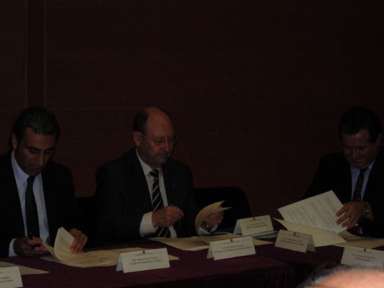 El alcalde del municipio ha firmado un convenio con la Consejera de Poltica Social