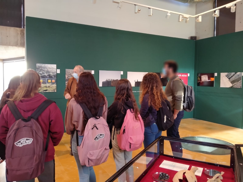 Estudiantes del IES Miguel Hernández visitan la exposición ´De la excavación al museo´ 