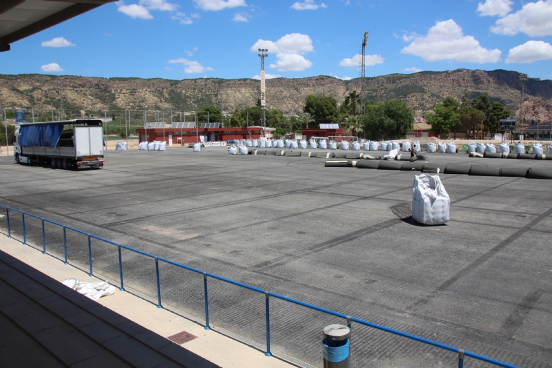Comienzan las obras de sustitución del césped artificial y la red de riego del campo de fútbol José Kubala