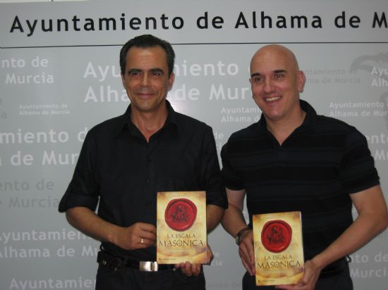 El escritor alhameño Fernández-Luna presenta “La Escala Masónica”, su última novela