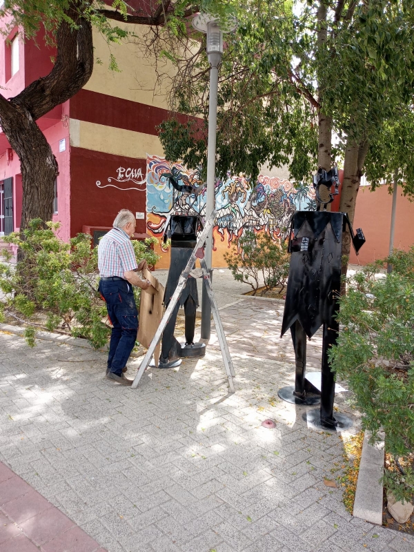 En proceso de restauración las esculturas de los mayos del Jardín de Los Mayos