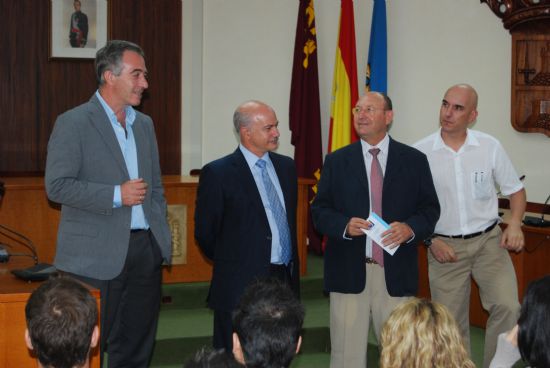 El director de la Universidad del Mar junto con el alcalde de la localidad han clausurado el curso sobre aguas termales.