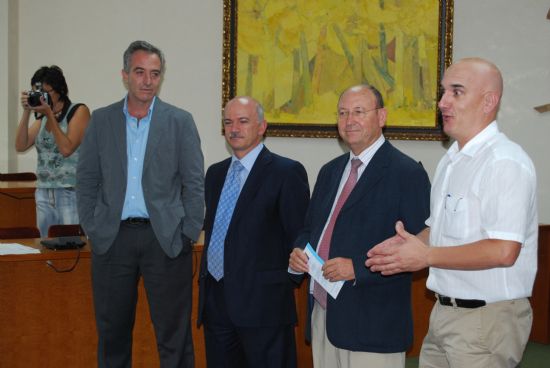 El director de la Universidad del Mar junto con el alcalde de la localidad han clausurado el curso sobre aguas termales.