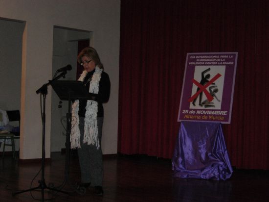 Un minuto de silencio y la lectura de un manifiesto clausuraban los actos del Da contra la Violencia contra las Mujeres