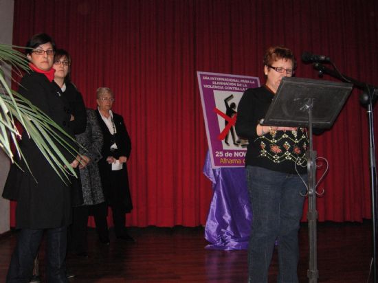 Un minuto de silencio y la lectura de un manifiesto clausuraban los actos del Da contra la Violencia contra las Mujeres