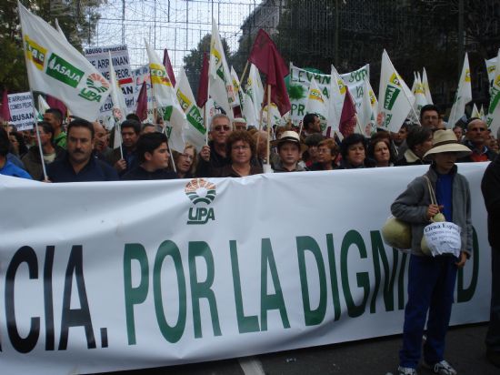Tres autobuses de alhameos piden en Madrid Precios justos y ventas dignas para el campo 