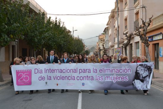 El Da Internacional contra la Violencia de Gnero concluye con una multitudinaria marcha por las calles de Alhama