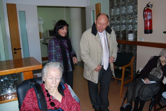 El alcalde junto con la edil de Poltica Social visitan a los mayores de la Residencia y del Centro de Estancias Diurnas