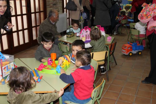 Visita de los niños de la Guardería Municipal Gloria Fuerte a la Ludoteca