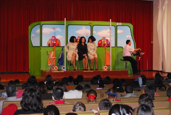 Representación de  “El autobús”, obra de teatro didáctica e interactiva dirigida a los niños de los centros educativos 