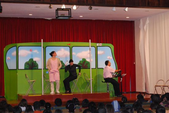 Representacin de  El autobs, obra de teatro didctica e interactiva dirigida a los nios de los centros educativos 