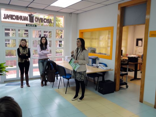 El Archivo Municipal recibe la visita de alumnos del Sierra Espuña que, complementando el estudio del material didáctico editado por el Consistorio y estudiado en el centro