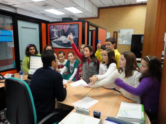 El Archivo Municipal recibe la visita de alumnos del Sierra Espuña que, complementando el estudio del material didáctico editado por el Consistorio y estudiado en el centro