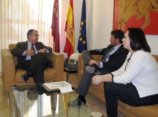 El alcalde de Alhama de Murcia se entrevista con el consejero de Presidencia en busca de mejoras del parque de bomberos