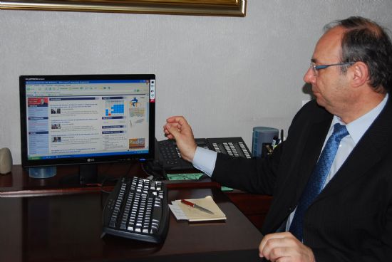 El alcalde de Alhama de Murcia acorta distancias con la ciudadana a travs de la web municipal