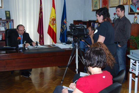 El alcalde de Alhama de Murcia acorta distancias con la ciudadana a travs de la web municipal