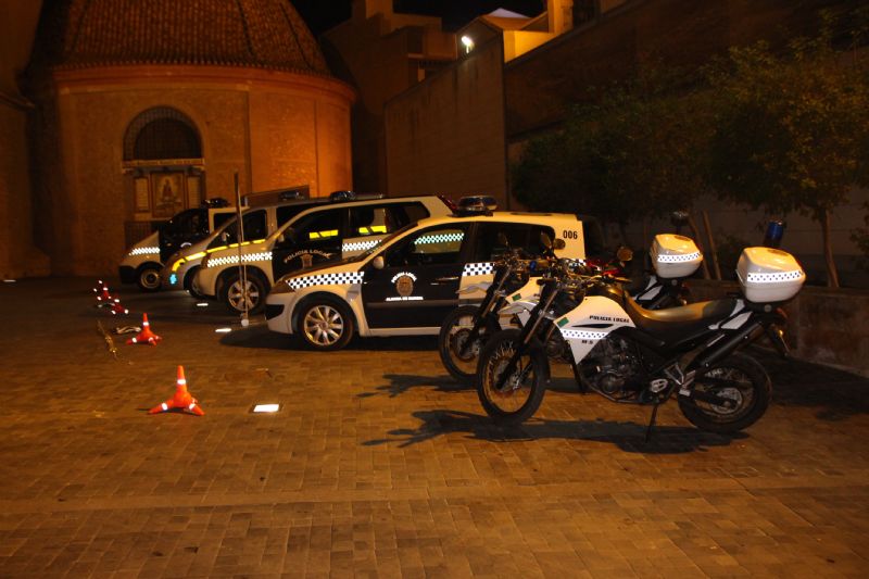 La Policía Local de Alhama realiza controles de personas y vehículos con el objetivo de aumentar la seguridad ciudadana