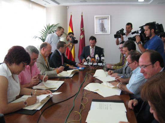 El alcalde firma tres convenios con el consejero de Poltica Social que permitirn al municipio continuar con el desarrollo de tres programas de accin social