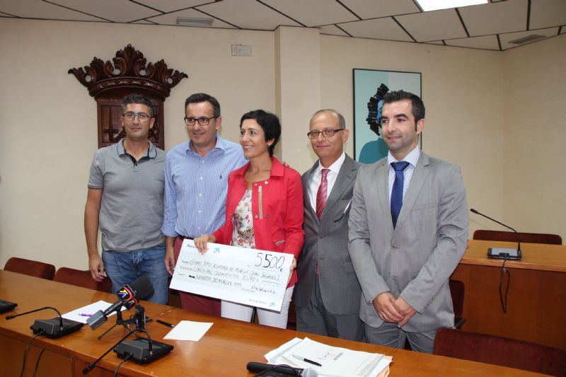 El concejal de Servicios Sociales (izq.) y el alcalde de Alhama junto a los responsables de Caixa Bank