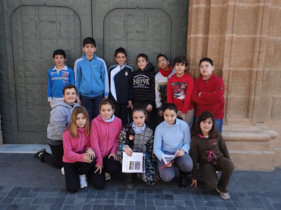 Alumnos del Sierra Espuña visitan el Archivo Municipal gracias a la programación de difusión cultural del Ayuntamiento