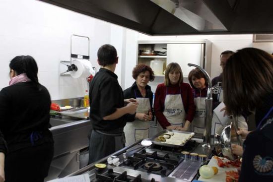 Trece jóvenes disfrutan del curso de cocina impartido por Juventud 