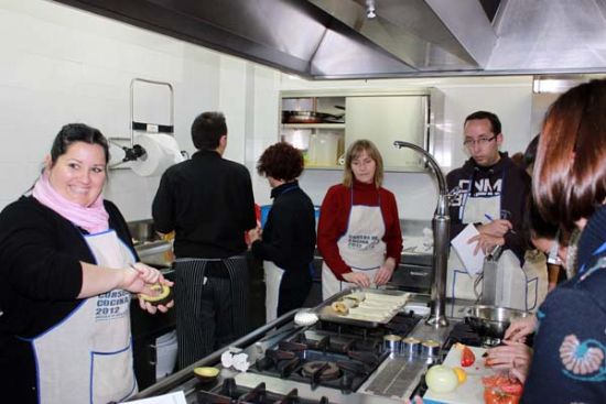 Trece jvenes disfrutan del curso de cocina impartido por Juventud 