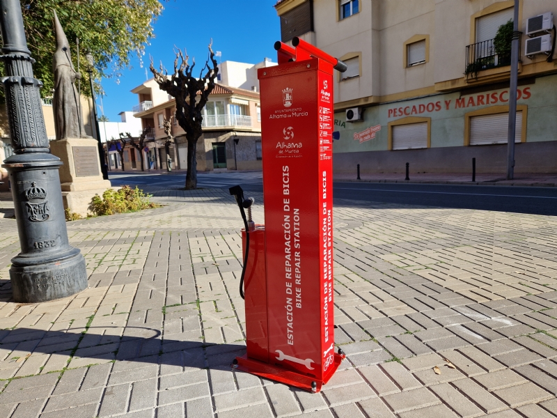 La concejalía de Turismo instala una estación reparadora para bicicletas en la plaza del Nazareno