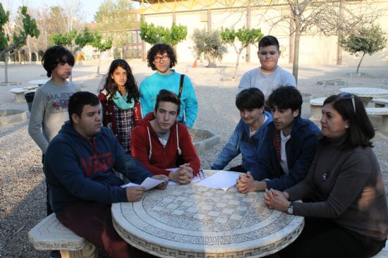 Los jvenes del municipio disfrutan aprendiendo en el taller de cine impartido en los institutos y organizado por el Ayuntamiento de Alhama de Murcia 