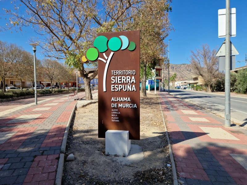 Dos tótems ´Territorio Sierra Espuña´ dan la bienvenida a Alhama de Murcia