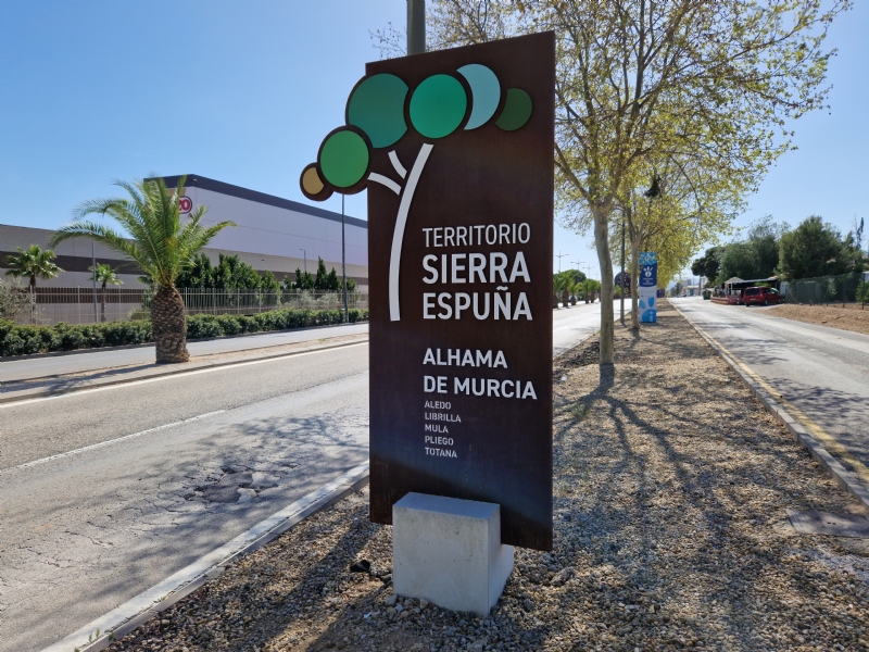 Dos tótems ´Territorio Sierra Espuña´ dan la bienvenida a Alhama de Murcia