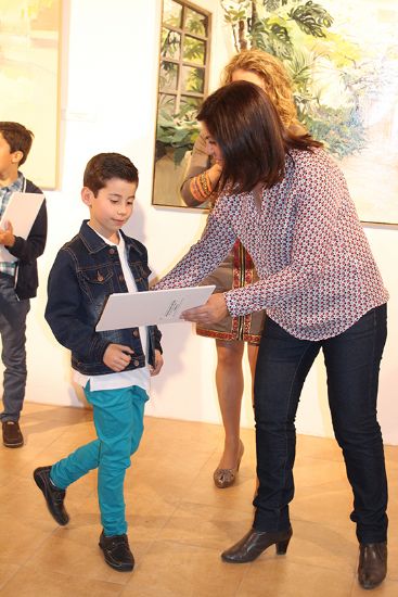 Los escolares ganadores reciben los premios del X Concurso de Pintura Rpida al Aire Libre